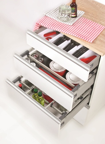 Kolejnym rozwiązaniem, które usprawni nam wykonywanie codziennych obowiązków w kuchni, są systemy szuflad Comfort Box
